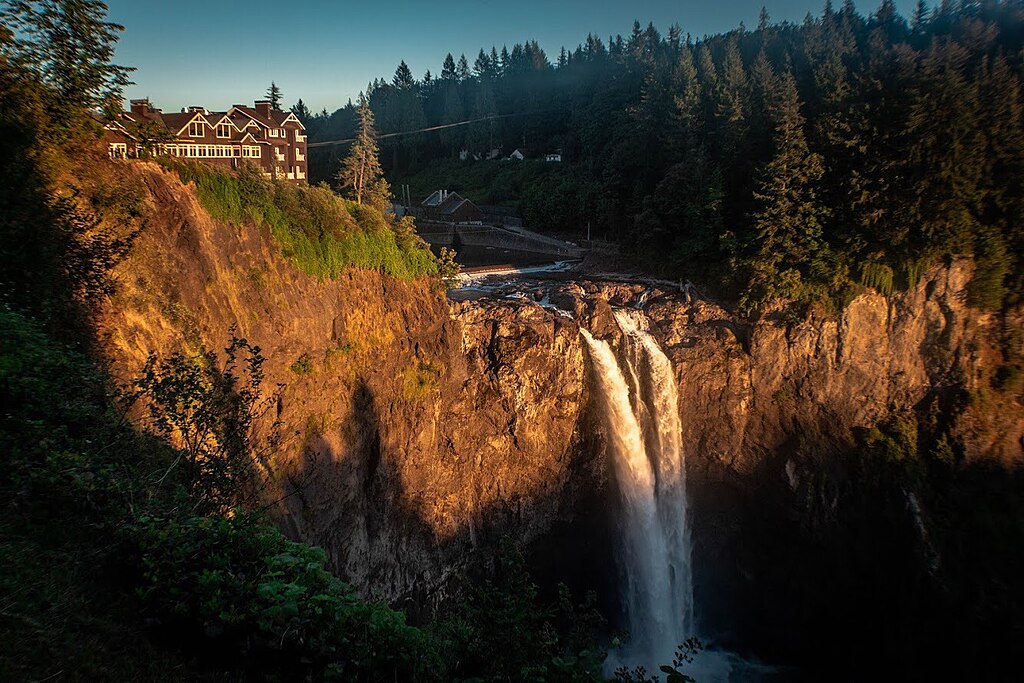 Photo by Cole P Quinn: https://commons.wikimedia.org/wiki/File:Yellow_Cliffs_During_Sunset_At_Snoqualmie_Falls.jpg